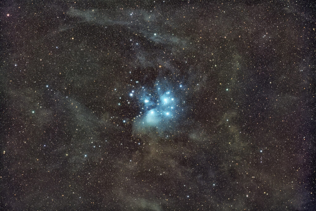 M45 mit dem Askar FMA180 pro und einer ZWO ASI2600MC AIR (20 Aufnahme á 300 Sekunden)