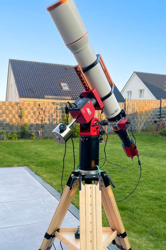 Askar 120APO auf einer ZWO AM5N Montierung und einem Berlebach Planet-Stativ