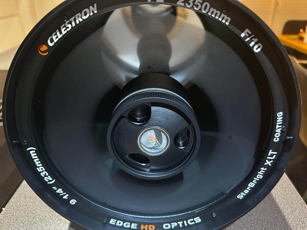 Frontscheibe eines Celestron EdgeHD 925 mit Taubeschlag